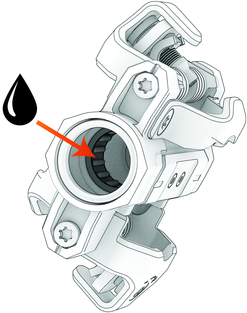 Auftragen von Schmiermittel auf das Wälzlager im Pedalkörper